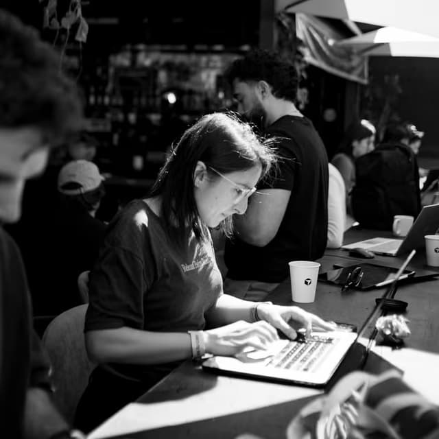 Builder trabajando en su laptop durante un evento